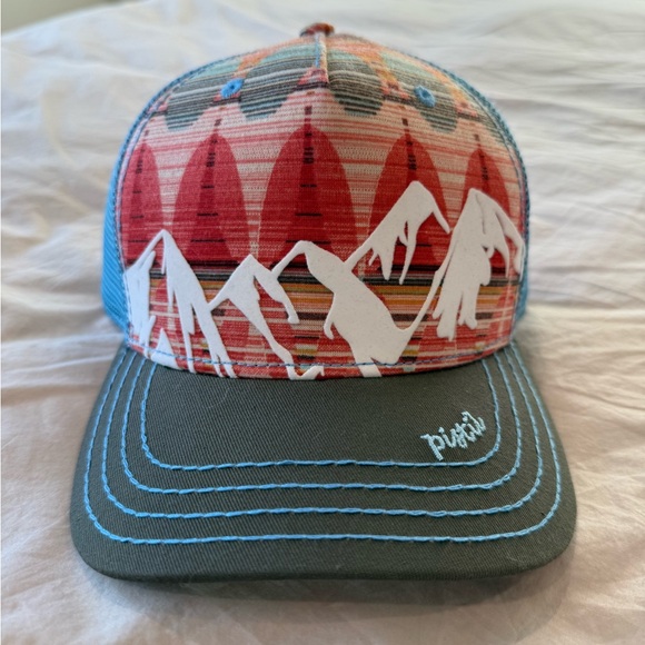 Women’s Pistil Hat with Mountain Design - Picture 1 of 5